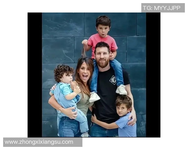 《足球明星与年下女孩的甜蜜爱情故事从赛场到心底的成长与守护》