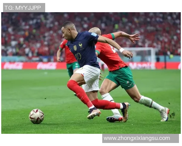 球星亲自回归足球场上演精彩对决,谁才是场上最耀眼的明星 球星亲自回归足球场上演精彩对决,谁才是场上最耀眼的明星