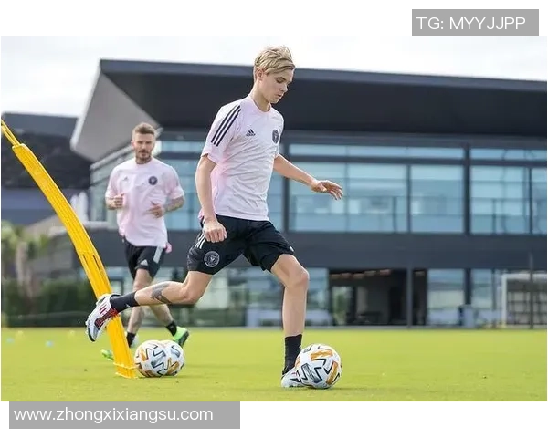 腹肌吸睛的足球球星训练日常与赛场激情瞬间揭秘